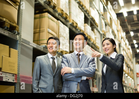 La gente di affari parlando in magazzino Foto Stock