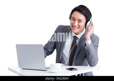 Happy businessman ascolto di musica Foto Stock