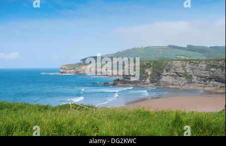 Spiaggia selvaggia di a Langre e paesaggio di montagna. A Langre, in Cantabria il nord della Spagna. Foto Stock