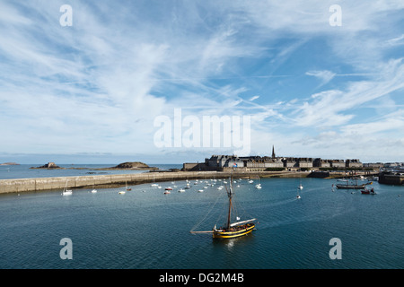 Nave a vela lasciando Saint Malo porto, Brittany, Francia Foto Stock
