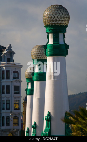 Lampione stradale tipico del Kursaal Bridge di San Sebastian. Spagna Foto Stock