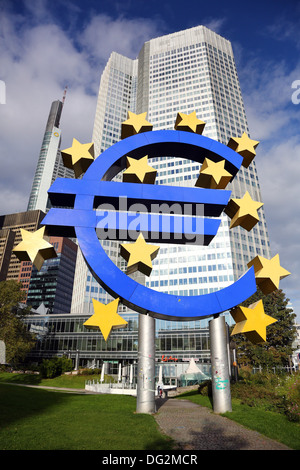 Valuta Euro segno statua al di fuori della Banca centrale europea a Francoforte sul Meno, Germania Foto Stock