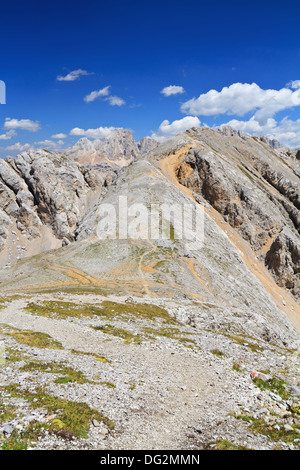 Paesaggio estivo di Costabella cresta dal monte Compagnaccia, Trentino, Italia Foto Stock