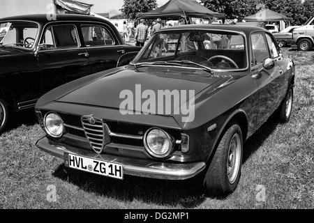 Vettura italiana Alfa Romeo GT 1300 Junior, vista frontale in bianco e nero Foto Stock