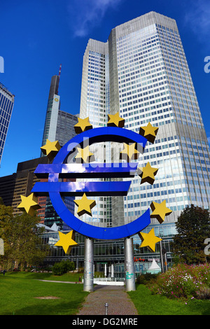 Valuta Euro segno statua al di fuori della Banca centrale europea a Francoforte sul Meno, Germania Foto Stock