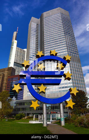 Valuta Euro segno statua al di fuori della Banca centrale europea a Francoforte sul Meno, Germania Foto Stock