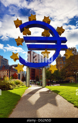 Valuta Euro segno statua al di fuori della Banca centrale europea a Francoforte sul Meno, Germania Foto Stock