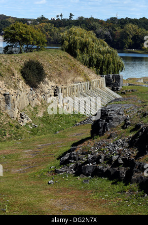 Moat con supporti al fort di Crown Point New York STATI UNITI D'AMERICA Adirondack State Park Lake Champlain Foto Stock