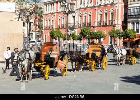 Carrozza a cavallo cavalcare a Siviglia, in Andalusia, Spagna. Foto Stock