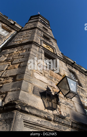 Città di Edimburgo in Scozia. Basso angolo di visualizzazione della facciata anteriore alla metà del XV secolo il Palazzo Reale e il Castello di Edimburgo. Foto Stock