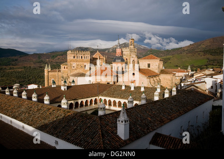 Il Monastero reale di Santa Maria de Guadalupe. Caceres, Spagna. UNESCO - Sito Patrimonio dell'umanità. Vista generale Foto Stock