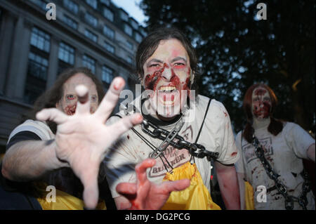 Leicester Square è infestata da zombie durante l annuale invasione Zombie di Londra in aiuto di san MungoÕs, di carità per i senzatetto. Londra, UK XII Ottobre 2013 Foto Stock