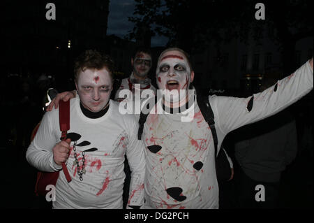 Leicester Square è infestata da zombie durante l annuale invasione Zombie di Londra in aiuto di san MungoÕs, di carità per i senzatetto. Londra, UK XII Ottobre 2013 Foto Stock