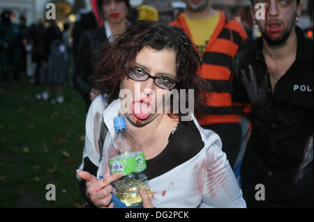 Leicester Square è infestata da zombie durante l annuale invasione Zombie di Londra in aiuto di san MungoÕs, di carità per i senzatetto. Londra, UK XII Ottobre 2013 Foto Stock