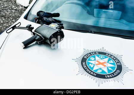 Velocità pistola radar sul cofano del motore di un servizio di polizia dell'Irlanda del Nord PSNI auto Foto Stock