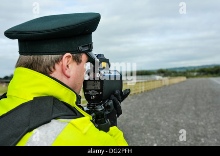 Funzionario di polizia utilizza un Laser Technology Inc UltraLyte laser rivelatore di velocità di gun Foto Stock