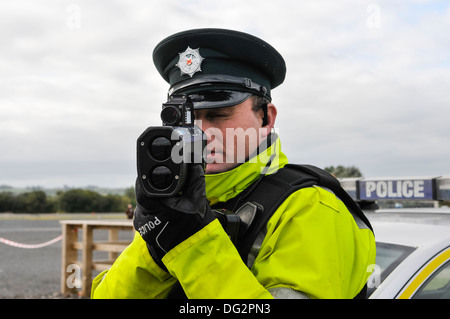 Funzionario di polizia utilizza un Laser Technology Inc UltraLyte laser rivelatore di velocità di pistola anteriore (on) Foto Stock