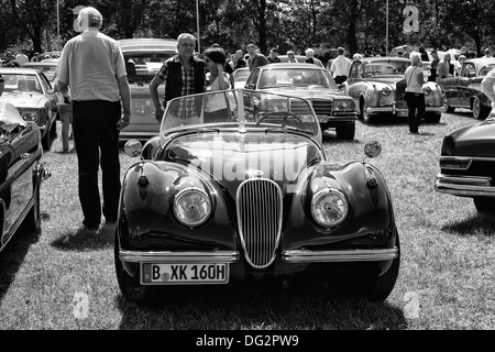 Una vettura sportiva Jaguar XK120, in bianco e nero Foto Stock