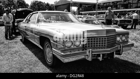 Full-size auto di lusso Cadillac Coupe de Ville 1974 (bianco e nero) Foto Stock