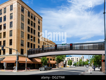 Visualizza in basso N 27th St nella zona di intersezione con il primo Ave N nel centro cittadino di Fatturazioni, Montana, USA Foto Stock