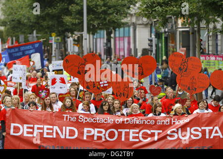 Dublino, Irlanda. Xii Ottobre 2013. I membri dello spettacolo di Defiance & speranza marzo nel pre-budget marcia di protesta. I sindacati chiamato per una marcia di protesta attraverso Dublino, davanti all'annuncio del bilancio 2014 la prossima settimana. Essi hanno protestato contro i tagli al welfare sociale, la sanità e l' istruzione e per un utilizzo di altre fonti di reddito per il governo. © Michael Debets/Alamy Live News Foto Stock