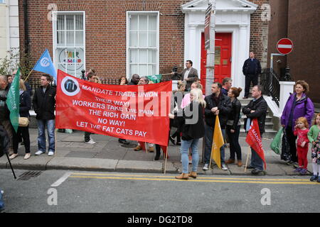 Dublino, Irlanda. Xii Ottobre 2013. Contatore di alcuni manifestanti protesta contro il coinvolgimento dei sindacati nella politica di austerità del partito laburista. I sindacati chiamato per una marcia di protesta attraverso Dublino, davanti all'annuncio del bilancio 2014 la prossima settimana. Essi hanno protestato contro i tagli al welfare sociale, la sanità e l' istruzione e per un utilizzo di altre fonti di reddito per il governo. © Michael Debets/Alamy Live News Foto Stock