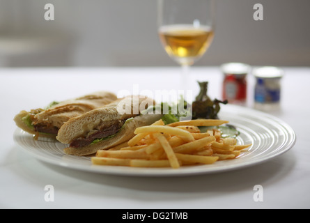 Steak sandwich con patatine fritte e birra Foto Stock