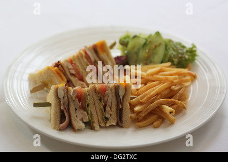 Club sandwich con patate fritte Foto Stock