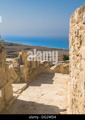 La parte posteriore dell'Anfiteatro e del litorale view all'antica curio sito archeologico di Cipro Foto Stock