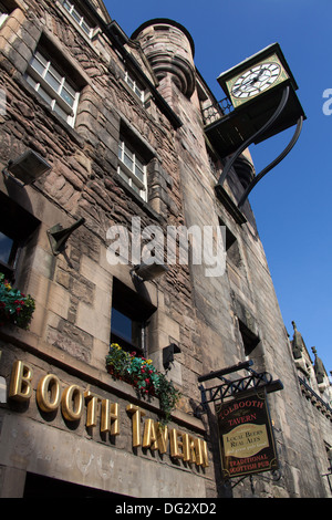 Città di Edimburgo in Scozia. Risalente al tardo XVI secolo la Canongate Tolbooth su Edinburgh Royal Mile. Foto Stock