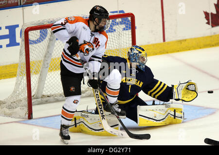 Rochester, New York, Stati Uniti d'America. Xii oct, 2013. RIT Alexander Kuqali (3) tenta di schermo del Michigan goalie Steve Racine (1) durante il primo periodo. Michigan sconfitto RIT 7-4 al Blue Cross Arena di Rochester, New York il 12 ottobre 2013 © Nick Serrata/eclipse/ZUMAPRESS.com/Alamy Live News Foto Stock