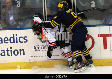 Rochester, New York, Stati Uniti d'America. Xii oct, 2013. Michigan's Luca Moffatt (9) controllati RIT Mike Colavecchia (4) durante il primo periodo. Michigan sconfitto RIT 7-4 al Blue Cross Arena di Rochester, New York il 12 ottobre 2013 © Nick Serrata/eclipse/ZUMAPRESS.com/Alamy Live News Foto Stock