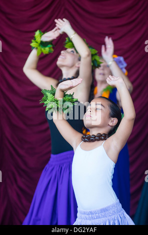 Ballerini con abito tradizionale esegue Hawaiian danza nella ventitreesima edizione Hoolaulea Isole del Pacifico Festival in Henderson Nevada Foto Stock