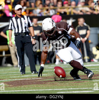 Kalmazoo, Michigan, Stati Uniti d'America. Xii oct, 2013. Sabato, Ottobre 12, 2013,-Buffalo Bulls vs Western Michigan Broncos, Western Michigan Broncos running back Brian campi (20) guarda al recinto di un fumble durante l'azione del primo trimestre di giocare a Waldo Satdium sul campus della Western Michigan. Buffalo ha vinto 33-0. © csm/Alamy Live News Foto Stock