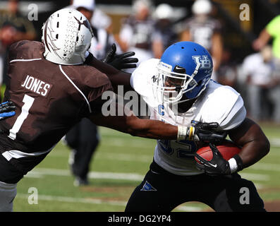 Kalmazoo, Michigan, Stati Uniti d'America. Xii oct, 2013. Sabato, Ottobre 12, 2013,-Buffalo Bulls vs Western Michigan Broncos, Buffalo Bulls running back Branden Oliver (32) applica una ditta braccio rigido di Western Michigan Broncos linebacker Mike Jones (1) durante l'azione nel secondo trimestre del gioco di Waldo Satdium sul campus della Western Michigan. Buffalo ha vinto 33-0. © csm/Alamy Live News Foto Stock