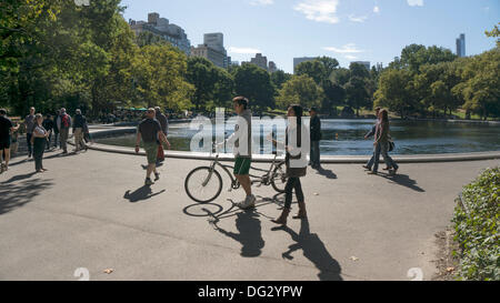 I Newyorkesi godono di una perfetta autunno pomeriggio passeggiando & bicicletta che si affaccia sul bacino di barca a Central Park, New York City, Ottobre 12, 2013, STATI UNITI D'AMERICA Foto Stock