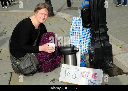 Londra REGNO UNITO, 12 ott 2013 : un signore tè rally presso il cortile del Parlamento contro Mosanto (OGM) a Londra. Foto Stock