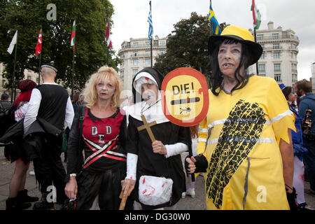 Londra, Regno Unito. 12 ott 2013. Londra attira migliaia di zombie ogni anno a gemere e shamble attraverso il centro di Londra in aiuto della carità San MungoÕs. Foto Stock