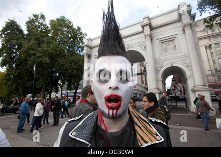 Londra, Regno Unito. 12 ott 2013. Londra attira migliaia di zombie ogni anno a gemere e shamble attraverso il centro di Londra in aiuto della carità San MungoÕs. Foto Stock