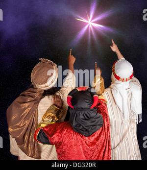 Wisemen Caspar Melchior e Balthasar seguendo la Stella di Betlemme Foto Stock