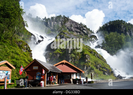 Famosa cascata Låtefoss vicino a Odda in Norvegia con chiosco Foto Stock