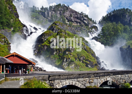 Famosa cascata Låtefoss vicino a Odda in Norvegia con chiosco Foto Stock