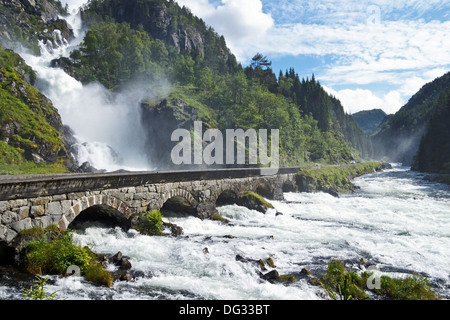 Famosa cascata Låtefoss vicino a Odda in Norvegia Foto Stock