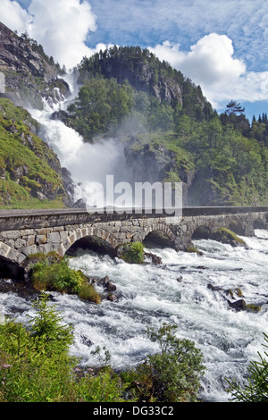 Famosa cascata Låtefoss vicino a Odda in Norvegia Foto Stock