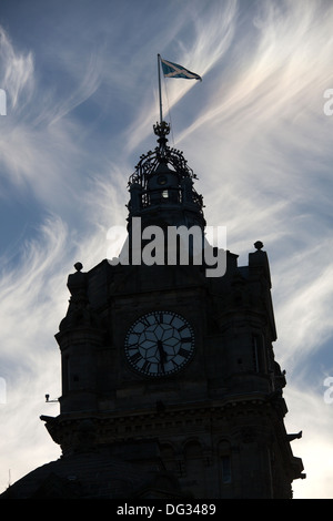 Città di Edimburgo in Scozia. Silhouette vista ravvicinata del Balmoral Hotel torre dell orologio su Princes Street. Foto Stock