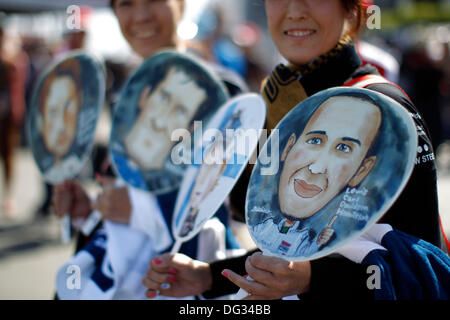 Suzuka, in Giappone. 13 ott 2013. Motorsports: FIA Formula One World Championship 2013, il Gran Premio del Giappone, i fan giapponesi Credito: dpa picture alliance/Alamy Live News Foto Stock