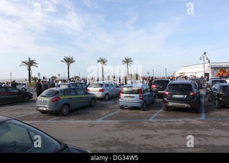 Mondragone, Italia. 13 ott 2013. 'Marcia per la vita", la protesta del popolo contro la camorra, i rifiuti tossici e la combustione di rifiuti il 13 ottobre 2013. Credito: Antonio Gravante/Alamy Live News Foto Stock