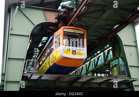 Treni passeggeri carrelli,wuppertal schwebebahn,monorotaia,germania Foto Stock