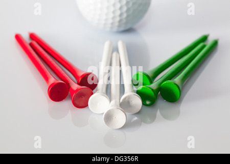 Diverse attrezzature da golf sul tavolo di vetro Foto Stock