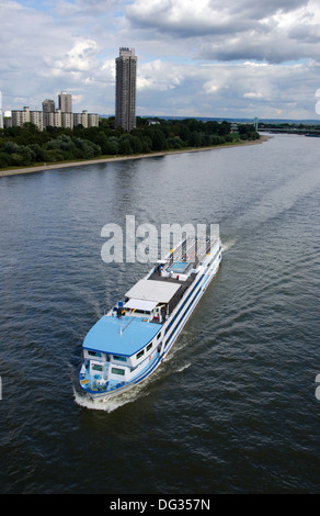 La barca turistica sul fiume Reno a Colonia Germania Foto Stock